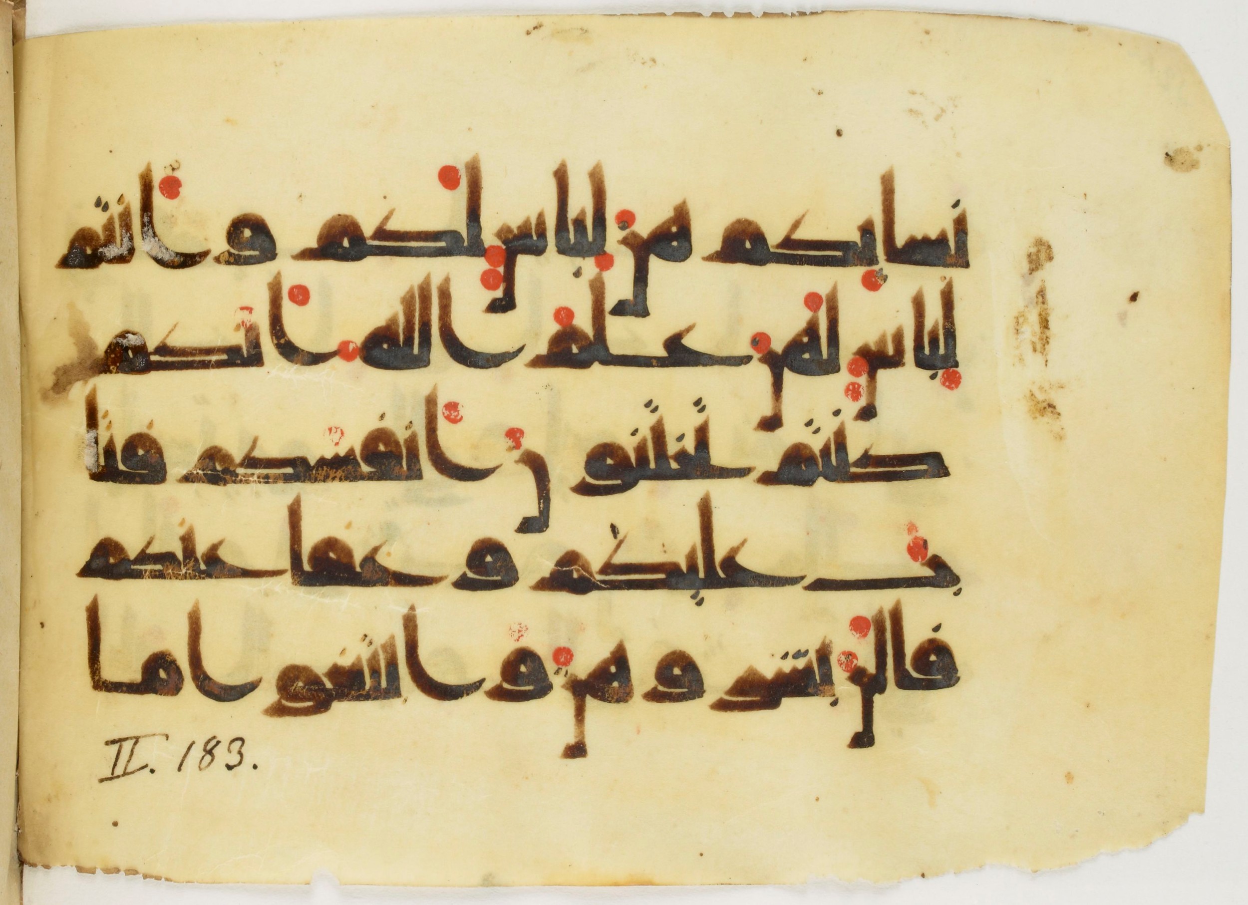 Paris, Bibliothèque nationale de France, Arabe 347 (b) (Scan 2), in Kūfī D.Va script, showing Surah 2:187 from Mid 8th to Late 9th Century AD found in Fustat (Old Cairo), Egypt, currently housed at Bibliothèque nationale de France, Paris